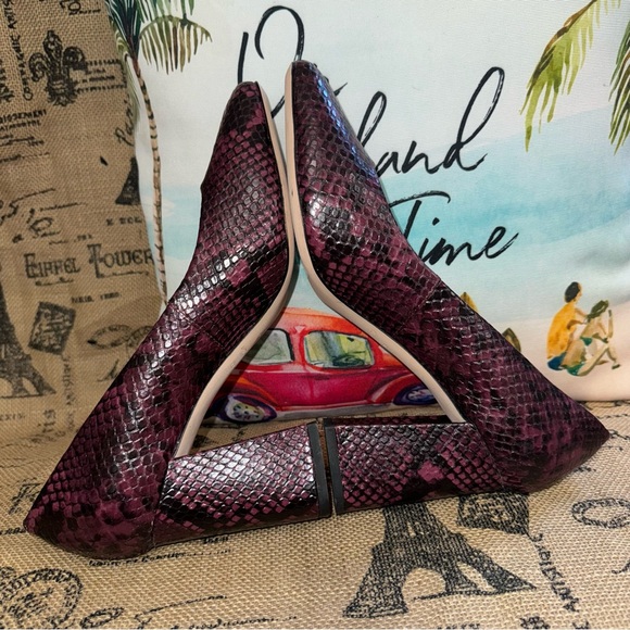 Antonio Melani NWOB! Orlin Burgundy/Black Snake Embossed Leather Pump - Picture 11 of 14